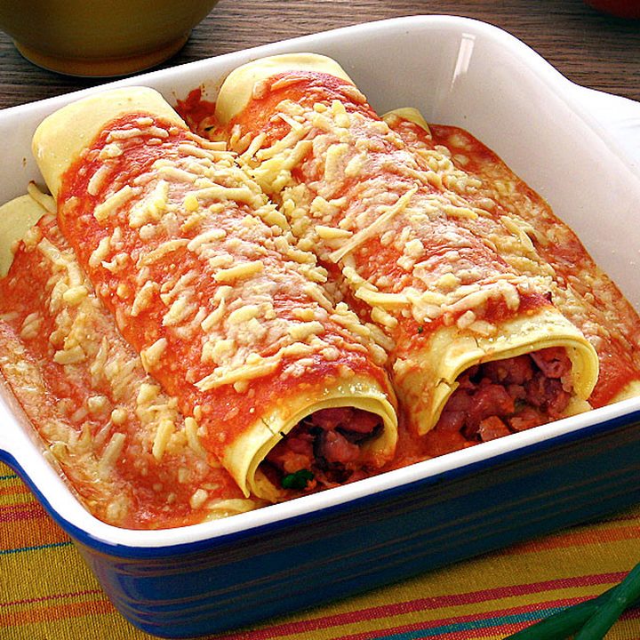 Canelone gratinado ao molho