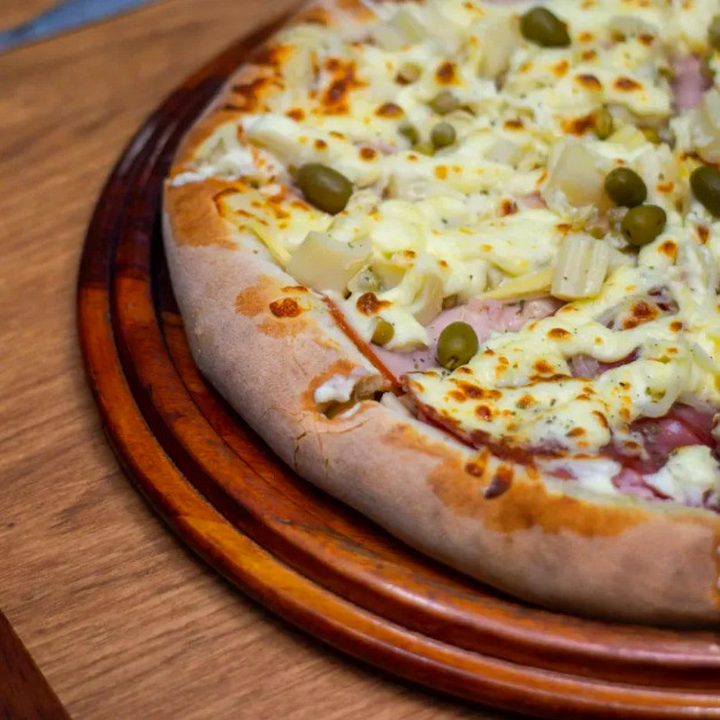 Pizza com presunto, queijo e azeitonas