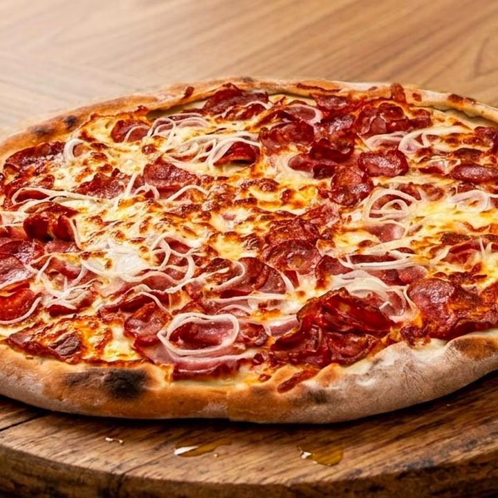 Pizza de calabresa com cebola