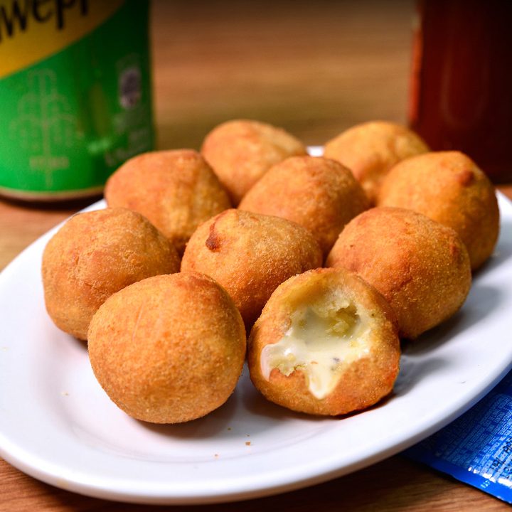 Porção de bolinha de queijo
